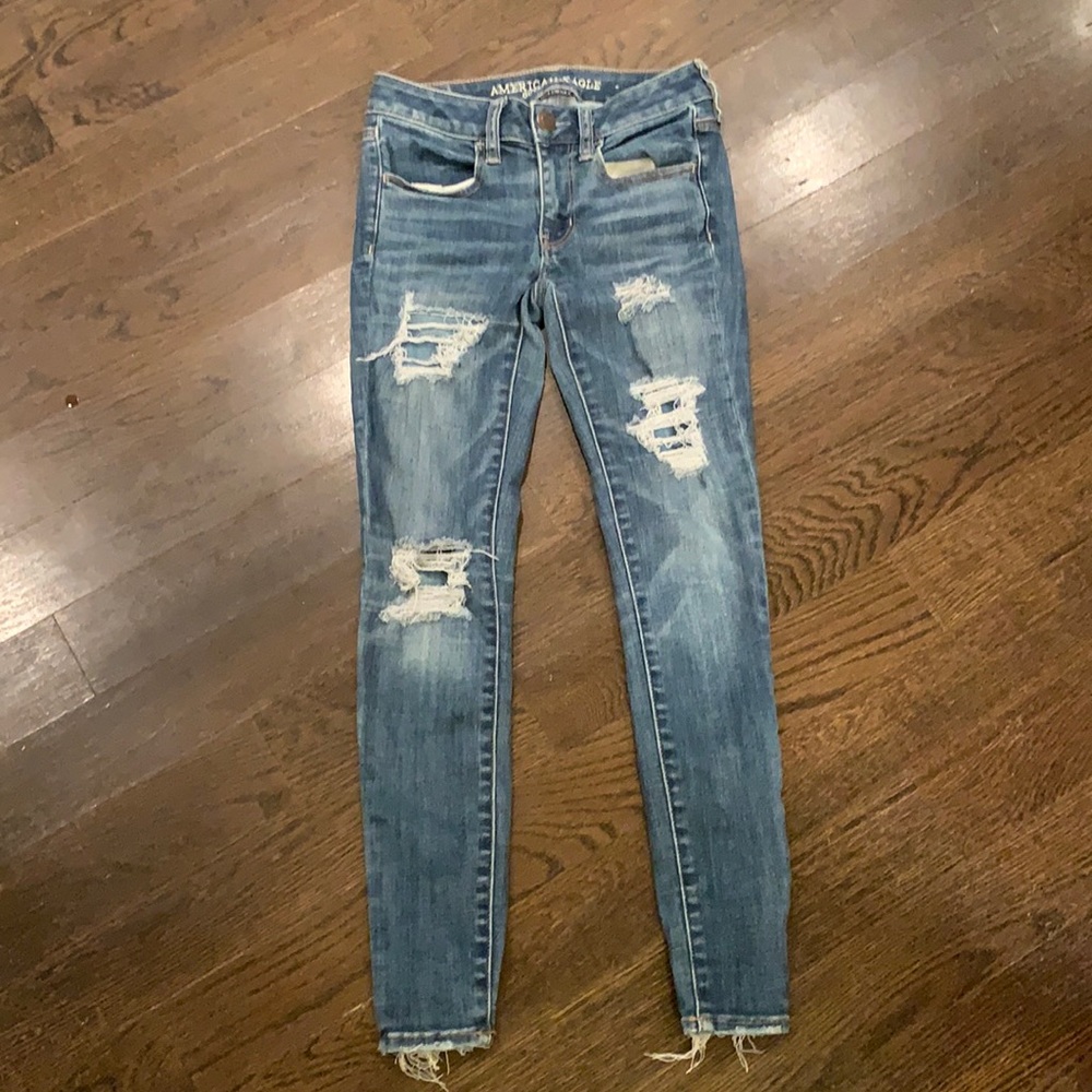 AMERICAN EAGLE SHORT SUPER STRETCH SKINNY JEANS